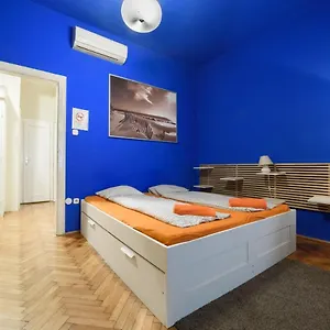 Pulse King Street Location Apartman